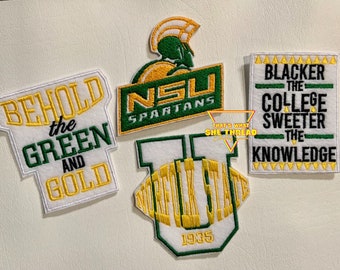Może przedstawiać: Cztery haftowane naszywki z logo Spartanów z Norfolk State University, napisami "Behold the Green and Gold", "NSU Spartans" i "Blacker the College Sweeter the Knowledge".