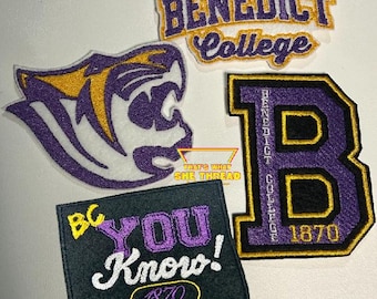 Puede incluir: Cuatro parches bordados con el logotipo de Benedict College. Los parches son morados, dorados y negros con el texto "Benedict College" y "BC You Know! 1870".