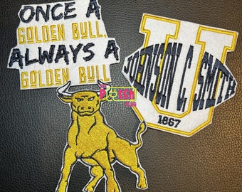 Può includere: Tre toppe ricamate: una toppa rettangolare con il testo ONCE A GOLDEN BULL, ALWAYS A GOLDEN BULL in blu navy e oro, una toppa a forma di U con JOHNSON C. SMITH 1867 in blu navy e oro, e una figura di toro dorato con contorni blu navy.