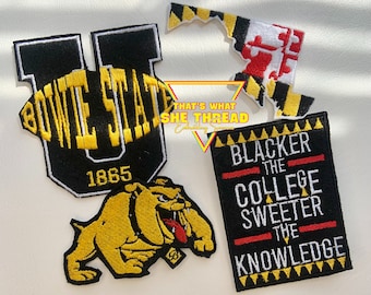 Puede incluir: Cuatro parches bordados, incluyendo un parche "Bowie State 1865" negro y amarillo, un parche de bulldog negro y amarillo, un parche de la bandera del estado de Maryland y un parche negro con el texto "Blacker the College Sweeter the Knowledge".