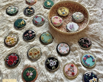 Espejo de bolsillo bordado con flores hecho a mano - Tela de lino