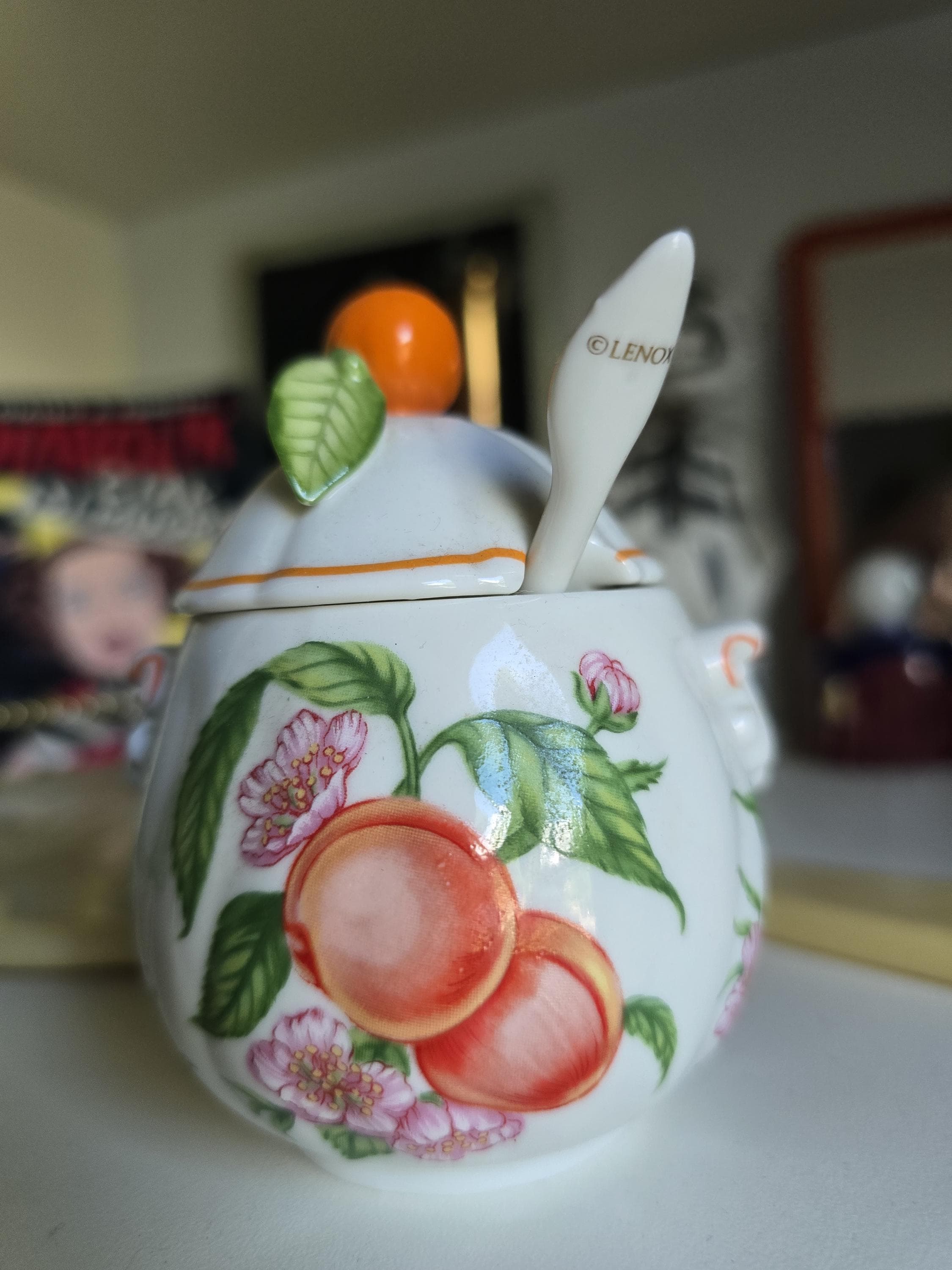 Marmeladendose und löffel