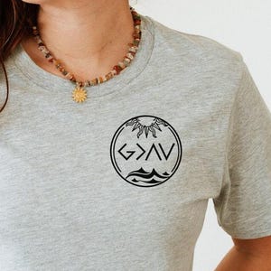 Chemise chrétienne de poche, T-shirt religieux minimaliste, cadeau de vers de la Bible, Dieu est plus grand que les hauts et les bas, chemise Jésus-Christ