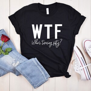 50th Birthday Shirt, 50th Birthday Woman, WTF T-shirt, Funny 50th Birthday Shirts for Women, Who's Turning Fifty Shirt, Funny 50th Gifts afbeelding 3