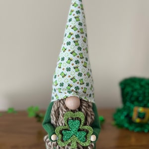Kleeblatt-Zwerg, Glücksklee-Zwerg, St. Pattys Day, irischer Glücks-Zwerg, St. Patricks Day, handgemachtes Innendekor