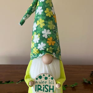 Irischer Gnom, Glückskleewichtel, Wee Bit Irish, St. Pattys Day Gnom, Shamrock Gnom, St. Patrick&#39;s Day Handgemachtes Innendekor