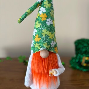 St. Pattys Day Gnom mit Bierkrug, trinkender Shamrock Gnom, St. Patrick&#39;s Day handgemachtes Innendekor, glücklicher irischer Gnom, irisches Geschenk