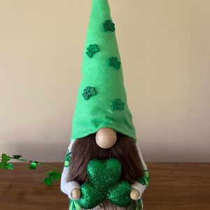 Kleeblatt-Zwerg, Glücksklee-Zwerg, St. Pattys Day, irischer Glücks-Zwerg, St. Patricks Day, handgemachtes Innendekor