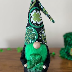 Irischer Gnom mit Klee Stoffhut, Kleeblatt-Zwerg, St. Patty&#39;s Day Gnom, St. Patrick&#39;s Day Handgemachtes Innendekor, Glücks-Gnom