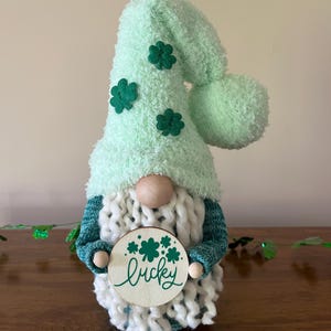 Gefühl Glückszwerg, Glücksklee-Zwerg, Klee-Zwerg, Klee-Zwerg, Glücks-Irischer-Zwerg, St. Patricks Tag Handgemachtes Innendekor