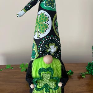 St. Pattys Day Gnom mit Klee Stoff Hut, Shamrock Gnom, St. Patrick&#39;s Day Handmade Indoor Dekor, glücklicher irischer Gnom