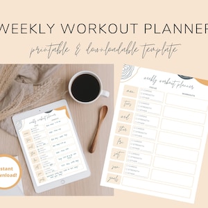 Puede incluir: Una plantilla de planificador de entrenamiento semanal imprimible con fondo beige y texto negro. El planificador incluye secciones para el enfoque, los entrenamientos y las metas. La sección de enfoque incluye casillas de verificación para cardio, fuerza y otros. La sección de entrenamientos está en blanco para que los usuarios puedan completar sus entrenamientos. La sección de metas también está en blanco para que los usuarios puedan completar sus metas.