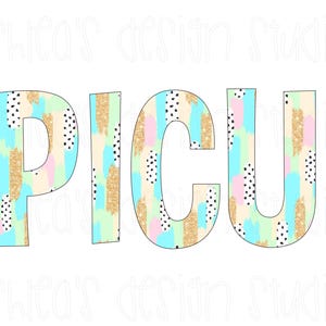 Peut inclure: Le mot "PICU" en grandes lettres colorées. Chaque lettre est décorée d'un mélange de couleurs pastel, de paillettes dorées et de pois noirs. Le fond est blanc.
