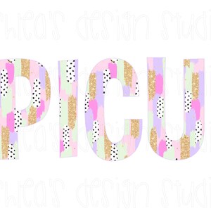 Peut inclure: Le mot "PICU" dans un design artistique coloré. Chaque lettre est décorée d'un mélange de coups de pinceau pastel roses, verts et violets, accentués de paillettes dorées et de pois noirs. Les lettres sont sur fond blanc.