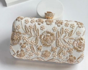 Bestickte rechteckige Clutch mit Blumenverschluss, Braut-Brautjungfern-Geschenk in weißer Farbe. Handtasche handgefertigt, VERSANDFERTIG