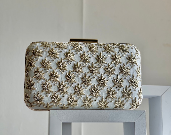 Élégante pochette intemporelle brodée blanche et dorée | Sac à main de mariage