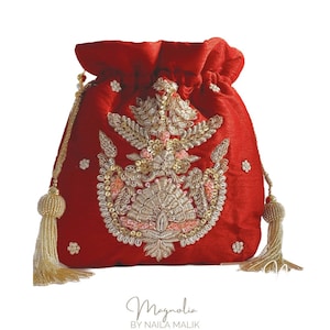 Könnte beinhalten: Eine rote Samt-Kordeltasche mit goldenen und silbernen Stickereien, die ein Blumenmuster zeigen. Die Tasche hat einen goldenen Quasten.