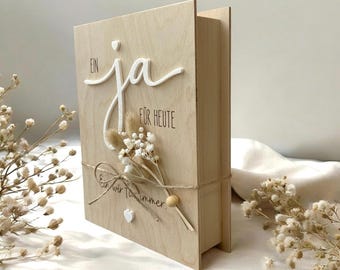 Cadeau de mariage : tirelire en bois en forme de livre ou de tube à essai.