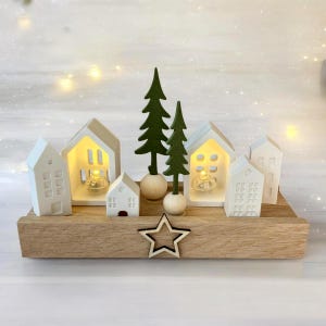 Winterdorf mit LED Lichtern – Weihnachtsdeko Holztablett mit Häuschen & Bäumen – Geschenkset Weihnachten – Mitbringsel zu Weihnachten
