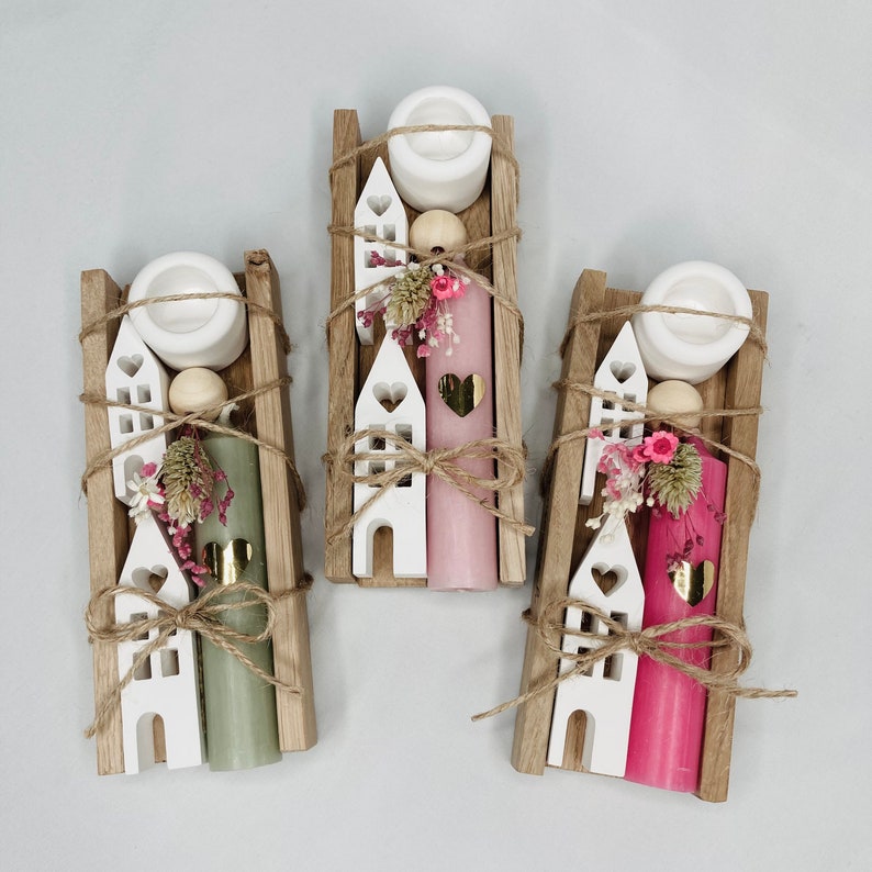 Peut inclure: Trois bo&icirc;tes en bois contenant chacune une maison blanche, un c&oelig;ur et une bougie. Chaque bo&icirc;te est orn&eacute;e d'une petite figurine d'ange blanche et d'un embellissement floral. Les bo&icirc;tes sont attach&eacute;es avec de la ficelle et ont un aspect rustique.