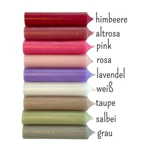 Peut inclure: Neuf bougies de diff&eacute;rentes couleurs, dont framboise, rose, lavande, blanc, taupe, sauge et gris. Les bougies sont &eacute;tiquet&eacute;es avec leurs noms de couleur en allemand&nbsp;: himbeere, altrosa, pink, rosa, lavendel, wei&szlig;, taupe, salbei et grau.