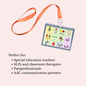 Może przedstawiać: Przezroczysta tablica komunikacyjna z pomarańczową smyczą. Tablica zawiera kolorowe ikony i słowa takie jak "potrzebuję", "idź" i "pomoc". Zaprojektowana do komunikacji.