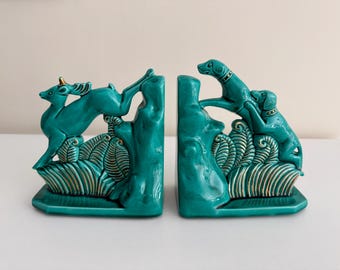 Para podpórek do książek w stylu art déco, zielona, szkliwiona ceramika, scena polowania na zwierzęta, vintage, francuskie podpórki do książek, pozłacana, fajansowa dekoracja półki w stylu lat 30. XX wieku