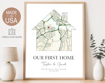 Puede incluir: Impresión enmarcada con un diseño de mapa en forma de casa, un corazón rojo y el texto "OUR FIRST HOME". Los nombres "Taylor & Jacob" y una dirección están debajo. La impresión está en un marco de madera.