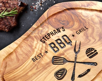 Steakbrett aus Olivenholz mit Grifflasche Lasergravur NAME + Best BBQ Grill – personalisiert Schneidebrett Fleisch Grill BBQ Brett Geschenk