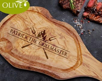 Planche à steak en bois d'olivier avec poignée et gravure *Nom+THE GRILLMASTER* - coupe personnalisée grill à viande BBQ board cadeau sculpture