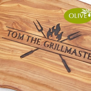 Planche de service en bois d'olivier avec languette de poignée gravée au laser nom THE GRILLMASTER planche à découper personnalisée grill à viande BBQ Board cadeau image 2