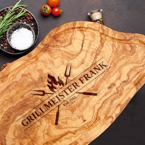 Snijplank van olijfhout (40-70 cm) met sapgleuf en lasergravering GRILLMASTER + NAAM – gepersonaliseerde snijplank grill BBQ cadeau