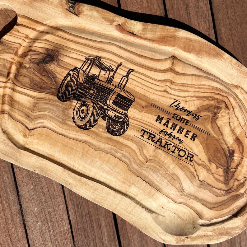 Servierbrett aus Olivenholz mit Lasergravur eines Traktors und dem Text "Thomas Echte Männer fahren Traktor".
