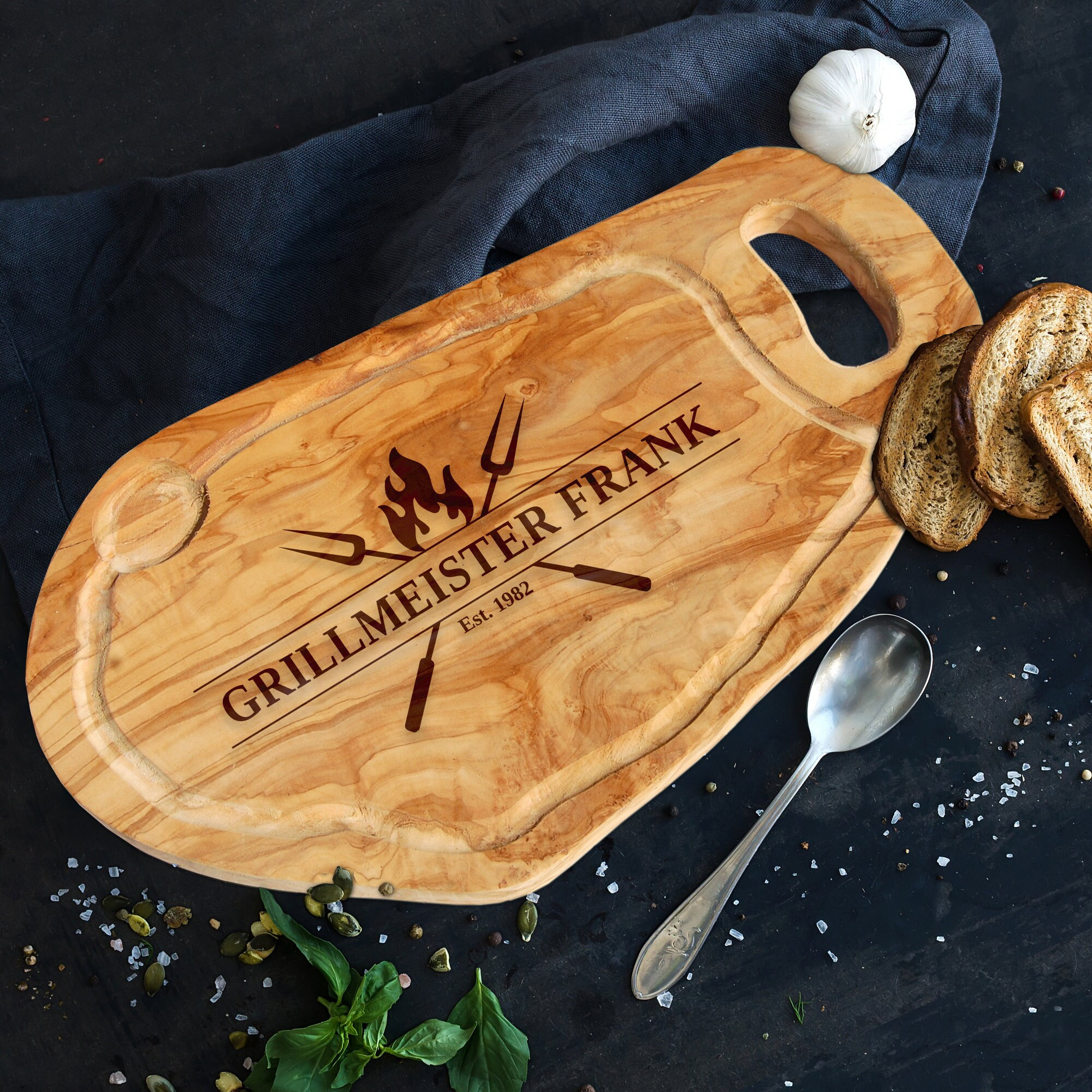 Olive wood steak board with handle, laser engraving GRILLMASTER + NAME – personalized cutting board, meat grill, BBQ board, gift