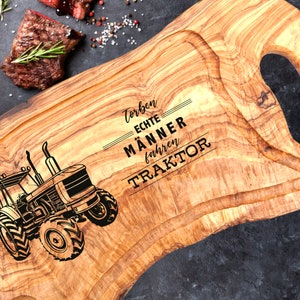Ein Holzbrett mit einem Traktor-Design und dem Text "Torben Echte Männer fahren Traktor".