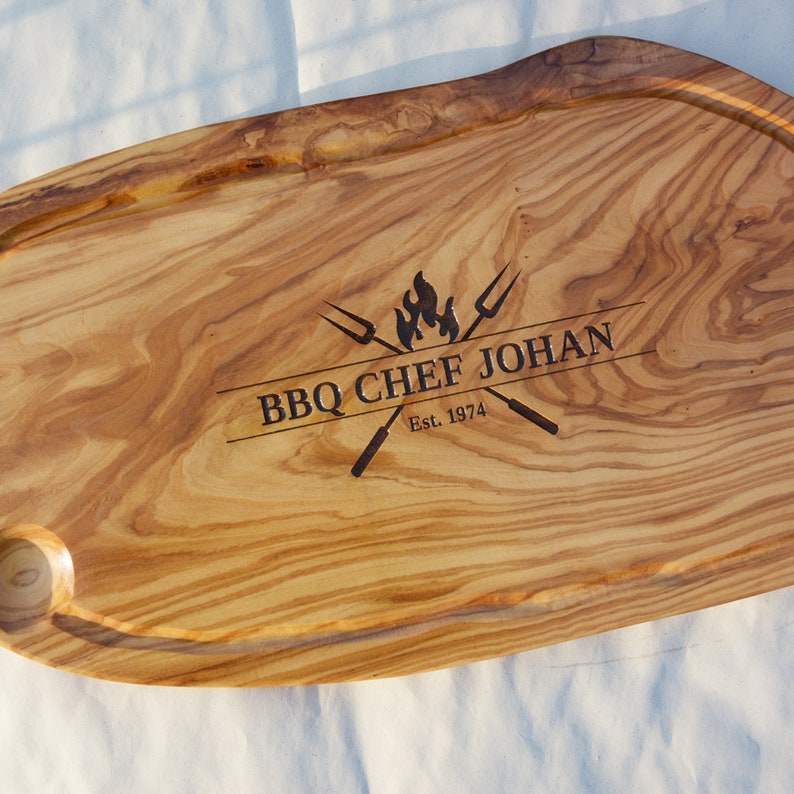 Tabla de tallar hecha de madera de olivo con grabado láser de ranura de jugo GRILLMEISTER NOMBRE tabla de cortar personalizada parrilla de carne regalo de barbacoa imagen 4