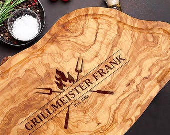 Olivenholz Tranchierbrett personalisiert Männer | Steakbrett Grillbrett Saftrille | BBQ Servierbrett | Grillmeister | Geschenk Papa Vatertag