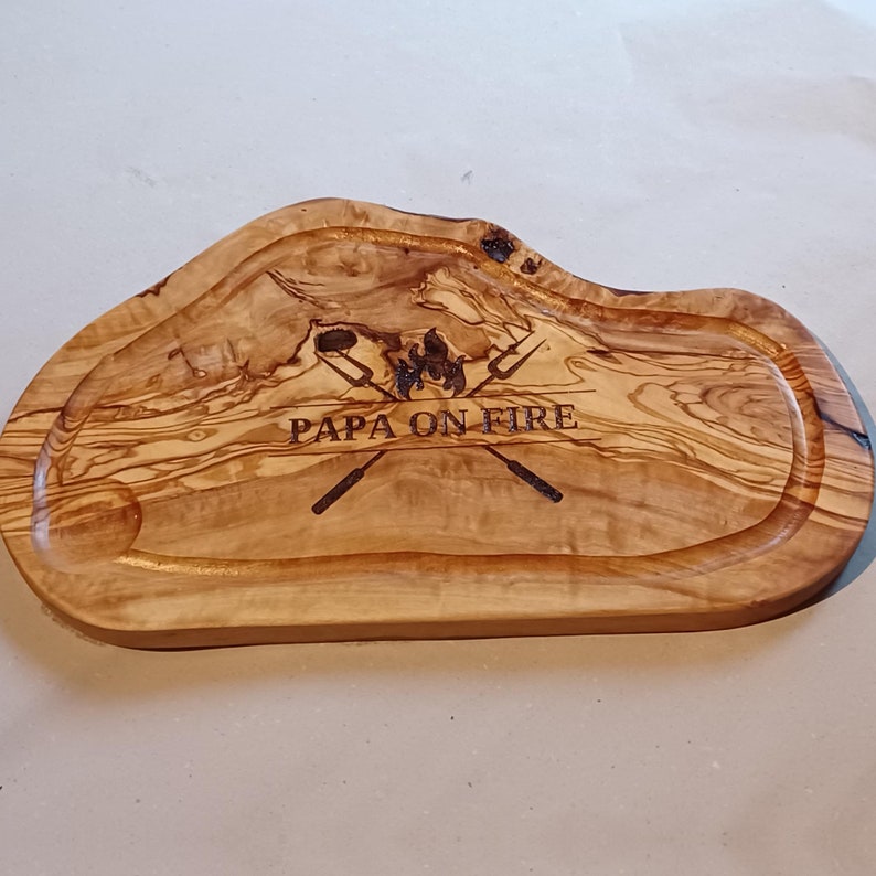 Tabla de tallar hecha de madera de olivo con grabado láser de ranura de jugo GRILLMEISTER NOMBRE tabla de cortar personalizada parrilla de carne regalo de barbacoa imagen 5