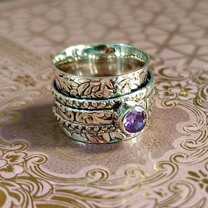 Een prachtige 925 sterlingzilveren handgemaakte gegraveerde spinnerring met gefacetteerde ronde natuurlijke amethist edelsteen voor dames- en herenring.