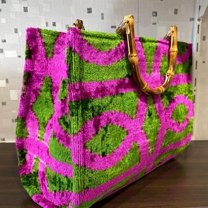 Bolso de mano de seda Ikat, bolso grande tradicional bohemio hecho a mano en verde y rosa, bolso de mano de terciopelo de seda bohemio de estilo escandinavo, bolso de mano con asa de bambú