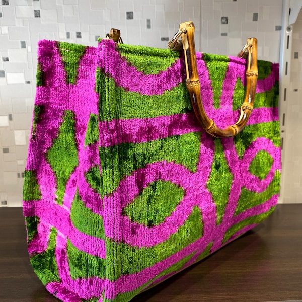 Bolso de mano de seda Ikat, bolso grande tradicional bohemio hecho a mano en verde y rosa, bolso de mano de terciopelo de seda bohemio de estilo escandinavo, bolso de mano con asa de bambú