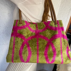 Grün rosa Ikat Samt Umhängetasche, große Softcover Handgemachte Tasche, Aussie Show Celest Barber Tasche, Wellmania Teppichtasche, Handgewebte Samt Tasche