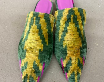 Samt Schuhe Ikat handgemacht, Damenschuhe Seide handgemacht, grün gelbe Handarbeit Pantoffel für Frau, Boho Schuhe Handstickerei, Samtpantoffel
