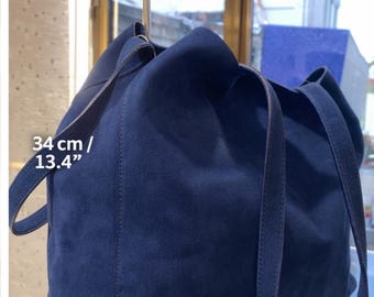 ネイビーブルーのスエードレザートートバッグ。ハンドメイドの本スエード素材を使用したミニマルな普段使いのレディースバッグ。ノートパソコン用トートバッグ。