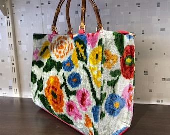 Große Tragetasche/Tragetasche aus Seide Ikat, Folklore Boho Seidensamt Tasche mit Bambus Griff
