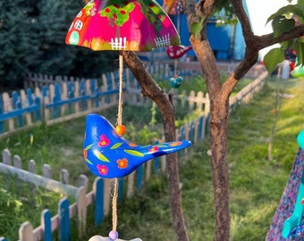 Pájaros de cerámica y paraguas Windchime, campanas de viento coloridas, adorno de pájaro colgante de jardín, campanas colgantes de casa de cerámica.