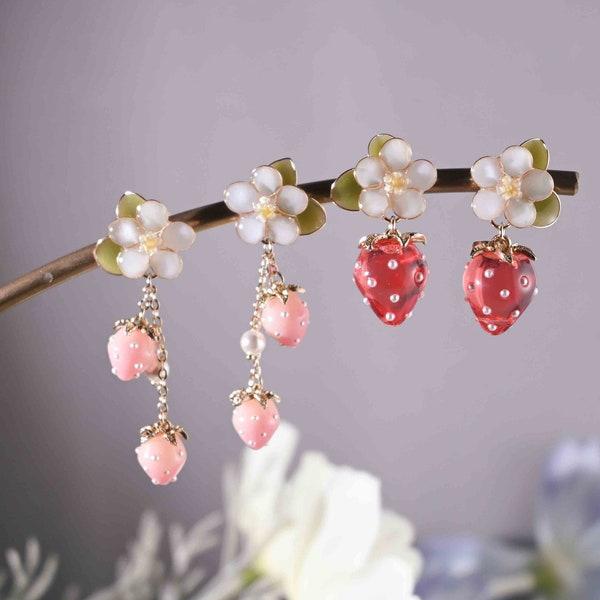 Boucles d'oreilles fraise,Boucles d'oreilles fruits,Bijoux fraise rose,Jolies boucles d'oreilles,Bijoux en résine,Boucles d'oreilles kawaii,Boucles d'oreilles délicates,Boucles d'oreilles pendantes