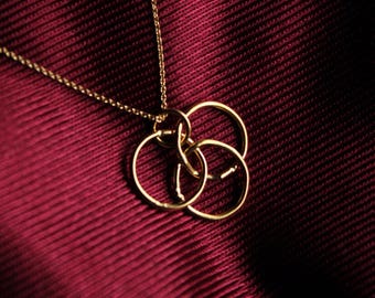 Arlesianisches Amulett mit ineinandergreifenden Kreisen aus vergoldetem Silber. Handgefertigt. Inspiriert von Bryce, Crescent City.