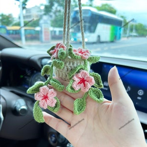 かぎ針編みの桜の植木鉢の車のミラー吊り下げ、かぎ針編みの桃の花の車のアクセサリー、植物愛好家のための手作りのパーソナライズされたギフト