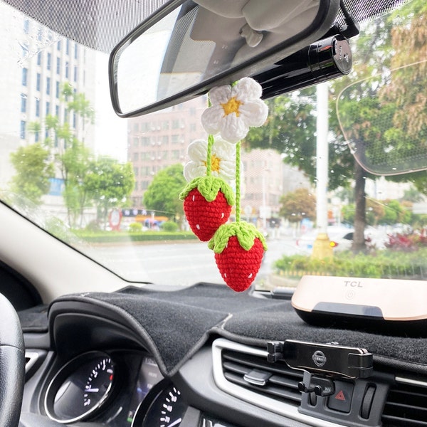 Súper linda decoración de coche de frutas de fresa, ganchillo rojo/rosa fresa coche colgando ganchillo, decoración de coche adolescentes espejo retrovisor interior para mujeres